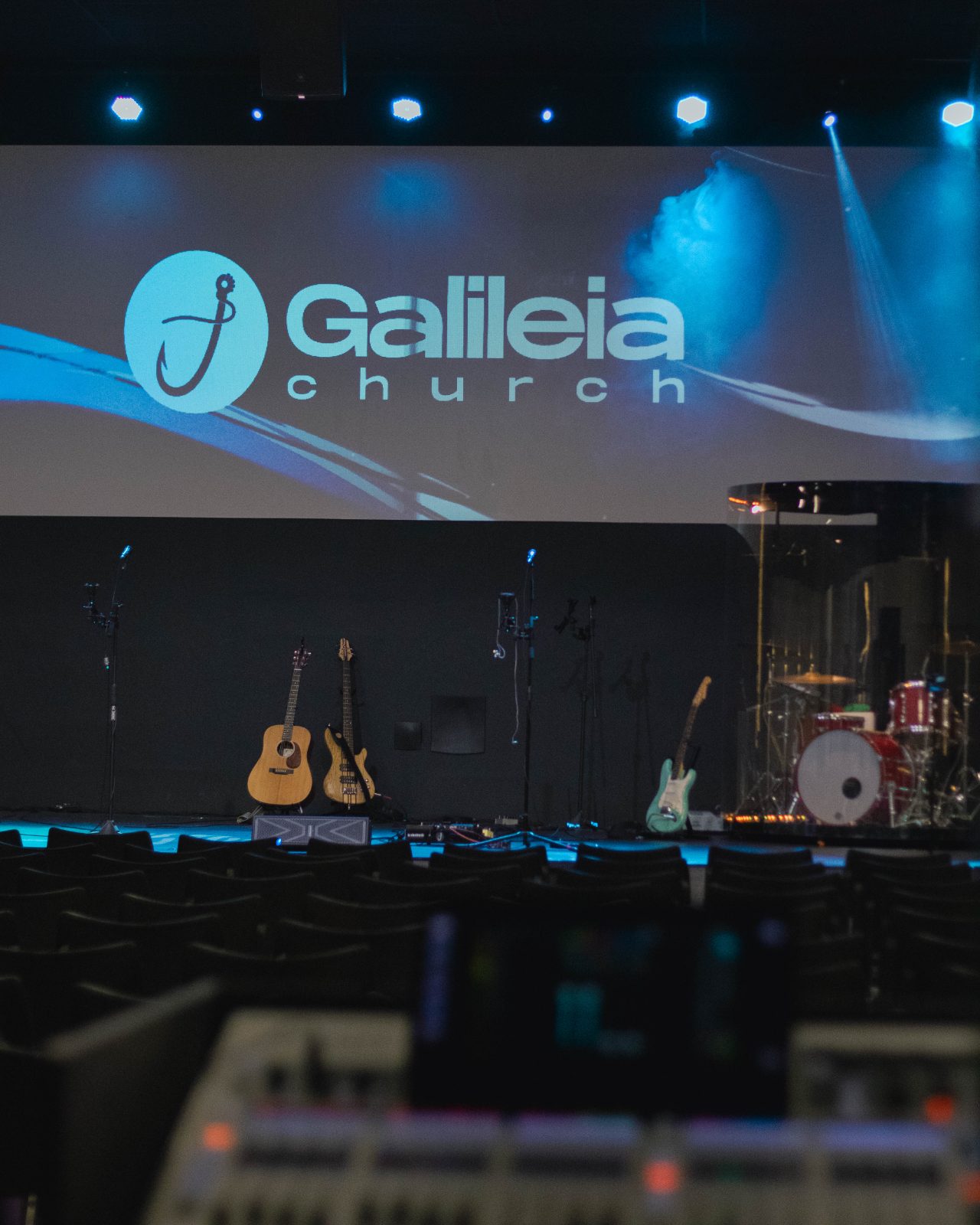 Palco da Galileia Church antes do culto